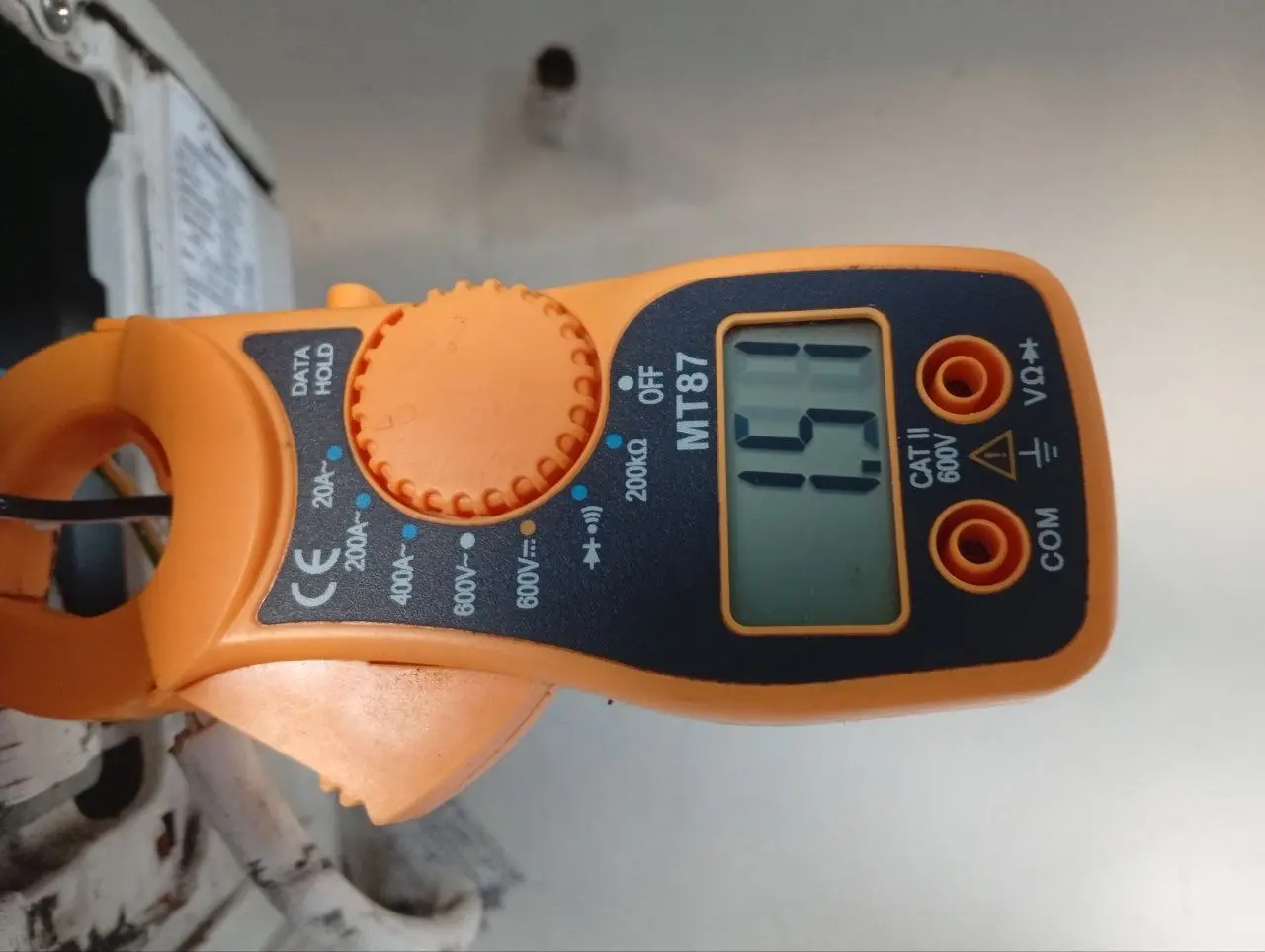 Diagnosa kelistrikan AC dengan tang ampere saat repair di Bali
